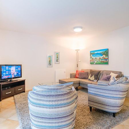 Onetangi Beach Apartments Экстерьер фото