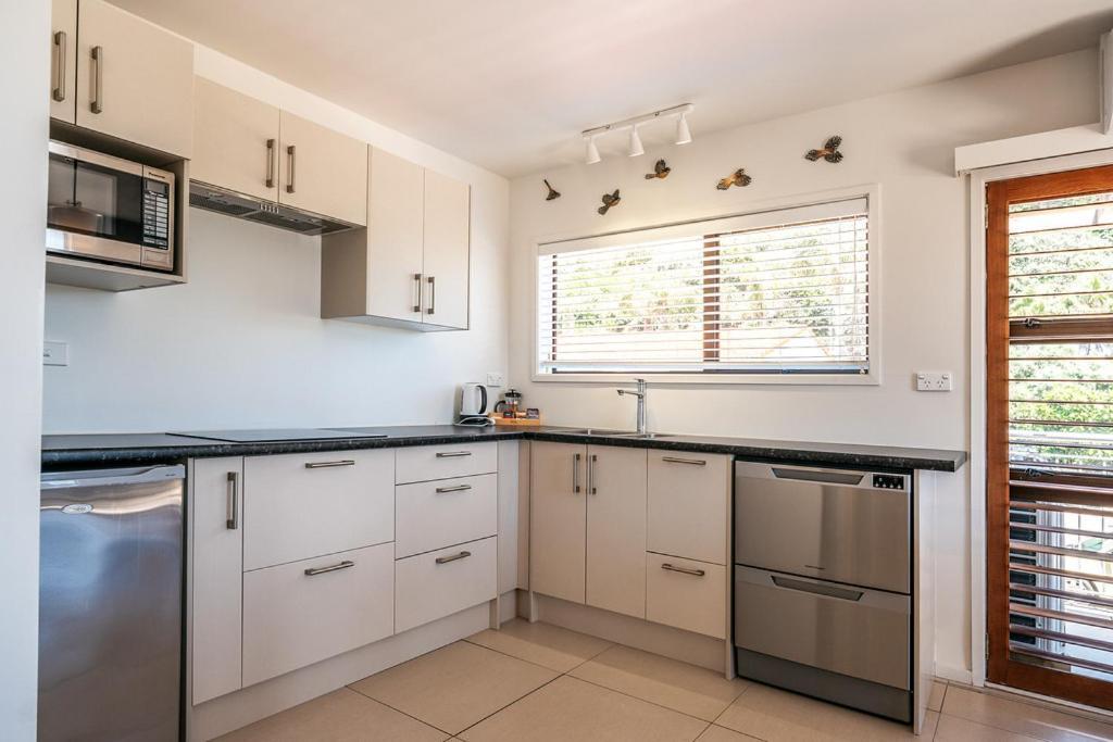 Onetangi Beach Apartments Экстерьер фото