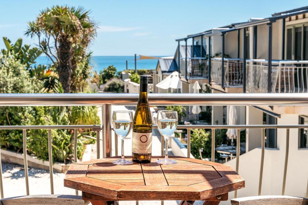 Onetangi Beach Apartments Экстерьер фото