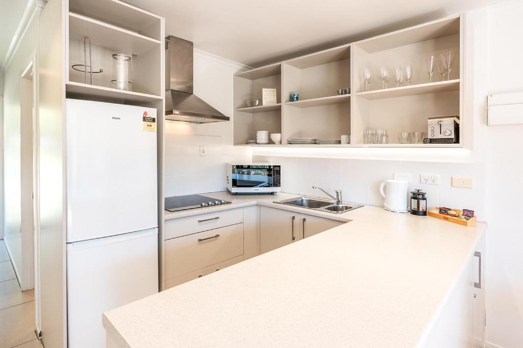Onetangi Beach Apartments Экстерьер фото