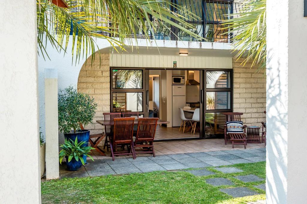 Onetangi Beach Apartments Экстерьер фото