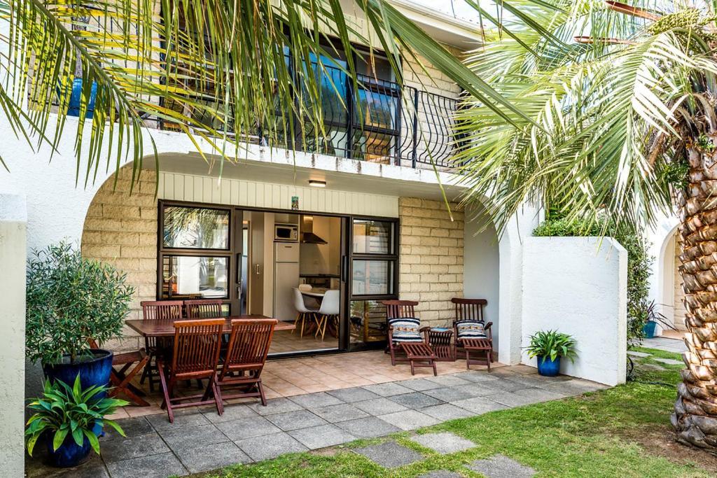 Onetangi Beach Apartments Экстерьер фото