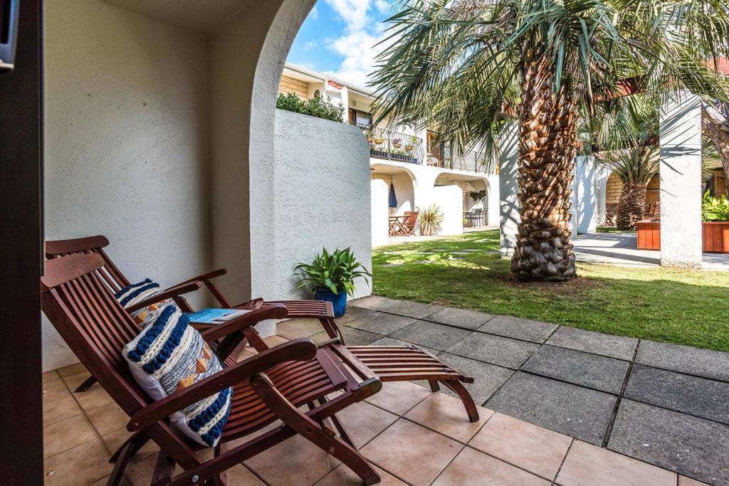 Onetangi Beach Apartments Экстерьер фото