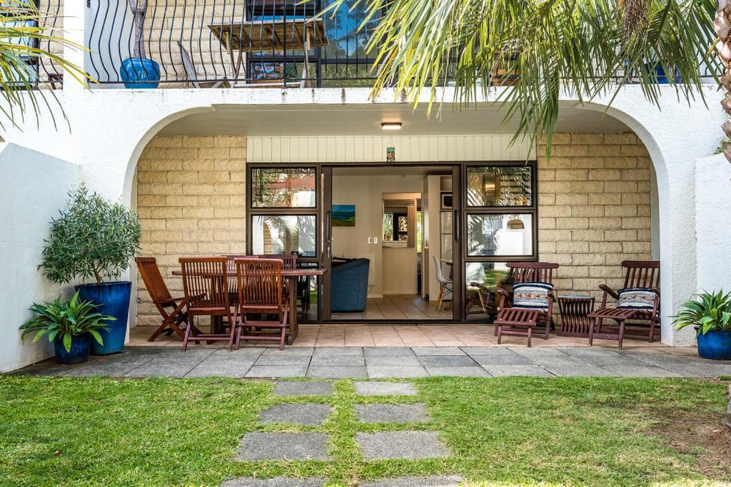 Onetangi Beach Apartments Экстерьер фото