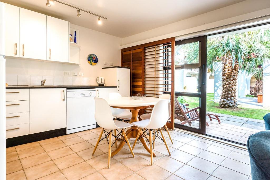 Onetangi Beach Apartments Экстерьер фото
