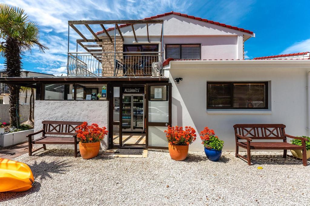 Onetangi Beach Apartments Экстерьер фото