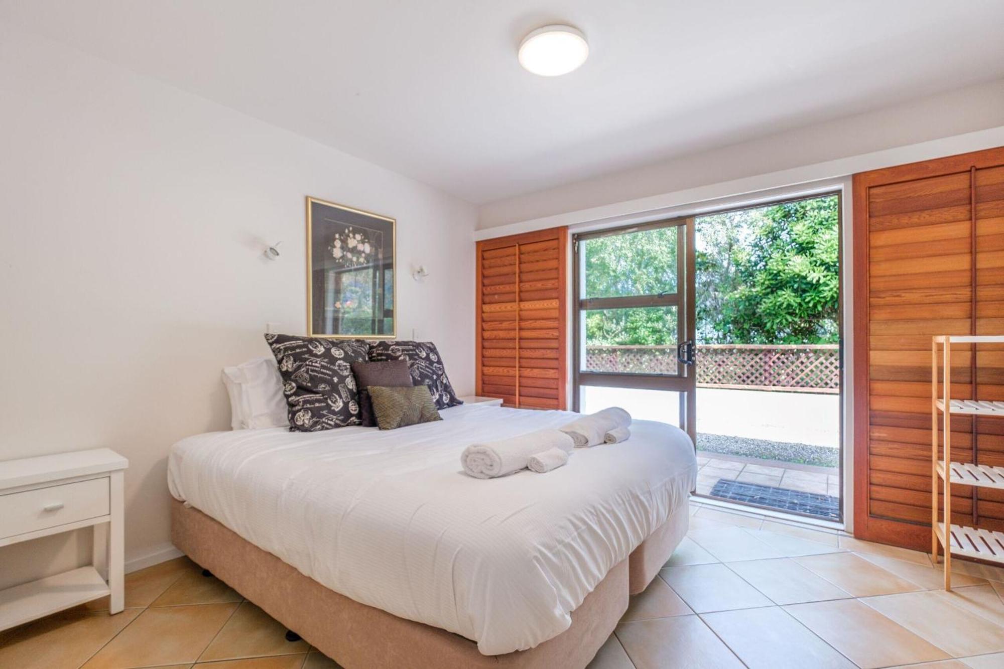 Onetangi Beach Apartments Экстерьер фото